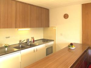 eine Küche mit einem Waschbecken und einer Schale mit Obst auf der Theke in der Unterkunft Apartment Beausoleil 14 by Interhome in Verbier