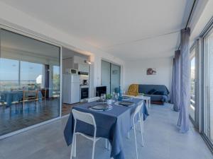 Kuchyň nebo kuchyňský kout v ubytování Apartment Les Cyclades-1 by Interhome + 31 fotografií