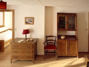 ヴェルビエにあるアパートメント　ボーソレイユ　ヴェルビエのデスクと椅子、キャビネットが備わる客室です。