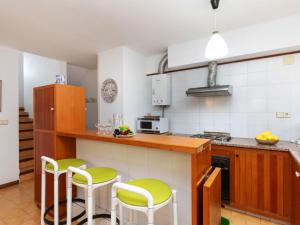 レスカラにあるHoliday Home Delta 1 by Interhomeのキッチン(緑の椅子、カウンタートップ付)