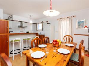 cocina y comedor con mesa de madera en Holiday Home Delta 1 by Interhome en L'Escala
