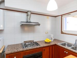 Kuchyňa alebo kuchynka v ubytovaní Holiday Home Delta 1 by Interhome