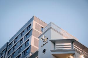 un bâtiment avec un panneau sur son côté dans l'établissement Aank Hotel Suwon, à Suwon