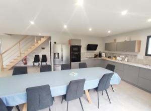 a kitchen and dining room with a table and chairs at L’ÉCHO DES VAGUES in Fort-Mahon-Plage