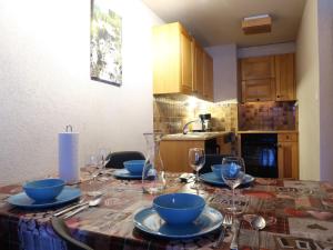 una mesa con platos y copas de vino. en Apartment Dents Rousses H2 by Interhome, en Siviez