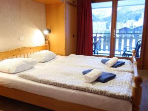 מיטה או מיטות בחדר ב-Apartment Dents Rousses H2 by Interhome