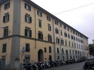 un grande edificio con moto parcheggiate di fronte di SantAmbrogio Apartment a Firenze
