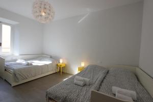フィレンツェにあるSantAmbrogio Apartmentのベッドルーム1室(ベッド2台、シャンデリア付)