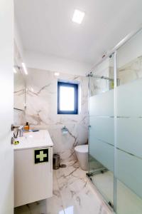 un baño con lavabo e inodoro en MY HOME IS YOUR HOME Viana House, en Viana do Castelo