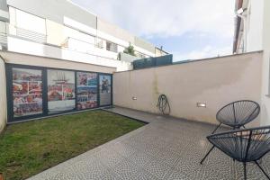 Un patio con dos sillas frente a un edificio. en MY HOME IS YOUR HOME Viana House, en Viana do Castelo 13 fotos más