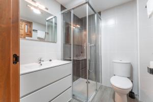 een badkamer met een douche, een toilet en een wastafel bij CASA RURAL EL GARROTE in Gea de Albarracín