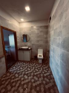 ein Bad mit einem WC und einem Waschbecken in der Unterkunft THE CANVAS LONAVLA in Lonavla