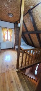 una habitación en el ático con una litera y dos ventanas en Brvnara za odmor Tara, en Bajina Bašta 28 fotos más