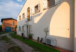 a white building with a door and windows at Rosalimone BeB in Campodarsego