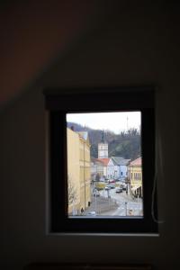 una finestra con vista sulla città di Sax-Win a Požega