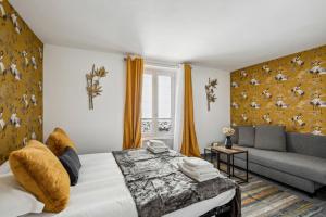 a bedroom with a bed and a couch at 851 Suite Beautiful Superb Apartment in Asnières-sur-Seine