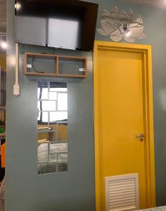 Una puerta amarilla en una habitación con cocina en Expo Center Norte, BRÁS, Feirinha da Madrugada, Anhembi, 25, en São Paulo