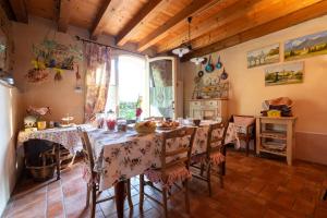 cocina con mesa, sillas y ventana en Rosalimone BeB, en Campodarsego