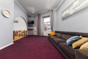 uma sala de estar com um sofá e uma mesa em Moon Hostel Warszawa em Varsóvia