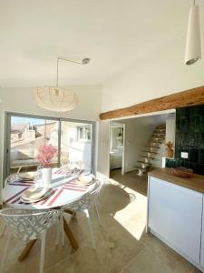 a kitchen and dining room with a table and a staircase at Magnifique appartement + terrasse au cœur d’Aix in Aix-en-Provence