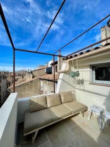 un canapé installé sur le balcon d'un immeuble dans l'établissement Magnifique appartement + terrasse au cœur d’Aix, à Aix-en-Provence