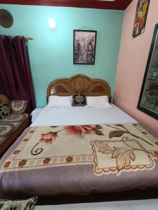 1 dormitorio con 1 cama grande y cabecero de madera en gaurav home stay en Barkot