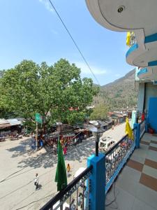 Barkot的住宿－gaurav home stay，从游轮阳台上可欣赏到风景