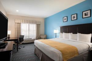 Postel nebo postele na pokoji v ubytování Country Inn & Suites by Radisson, Lubbock, TX