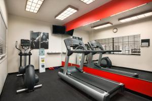 Fitness centrum a/nebo fitness zařízení v ubytování Country Inn & Suites by Radisson, Lubbock, TX