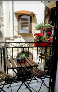 a balcony with a table and chairs on a balcony at A' casuzza in Palermo