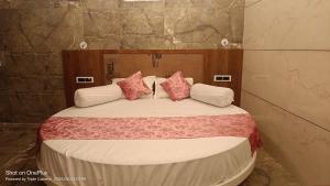 Ліжко або ліжка в номері Hotel Sai darshan
