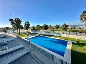 uma piscina no quintal de uma casa em Habitación en la Bahía de Cádiz em San Fernando