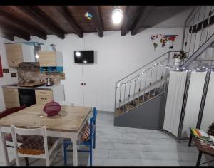 eine Küche mit einem Holztisch und einer Treppe in der Unterkunft A' casuzza in Palermo