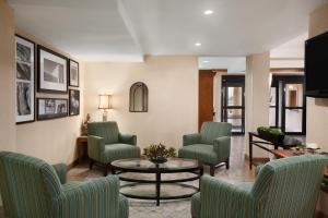 Posezení v ubytování Country Inn & Suites by Radisson, Lubbock, TX