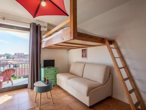 sala de estar con cama elevada y sofá en Apartment Le Grand Large by Interhome, en Capbreton