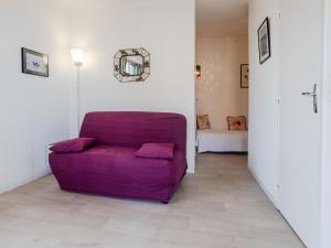 カブールにあるApartment Les Normandières-12 by Interhomeの紫色のソファ、ベッドルーム1室が備わる客室です。