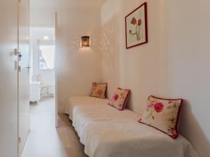 カブールにあるApartment Les Normandières-12 by Interhomeのピンクの枕が備わる客室内のベッド2台