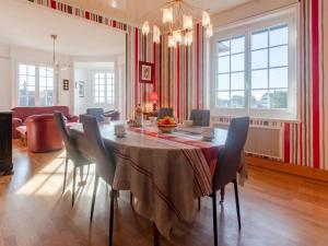 - une salle à manger avec une table et des chaises dans l'établissement Apartment Le Normandie Home by Interhome, à Cabourg
