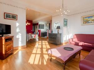Μια τηλεόραση ή/και κέντρο ψυχαγωγίας στο Apartment Le Normandie Home by Interhome