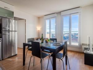 kuchnia i jadalnia ze stołem i krzesłami w obiekcie Apartment La Presqu'île-7 by Interhome w mieście Cabourg