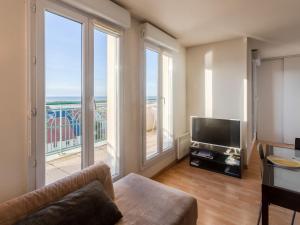 TV a/nebo společenská místnost v ubytování Apartment La Presqu'île-7 by Interhome