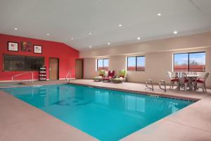 Bazén v ubytování Country Inn & Suites by Radisson, Lubbock, TX nebo v jeho okolí