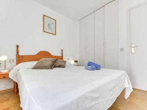 Posteľ alebo postele v izbe v ubytovaní Apartment Platja de Roses-6 by Interhome
