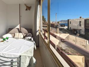 balcón con mesa y vistas al océano en Apartment Don Miguel III by Interhome, en Cala de Finestrat