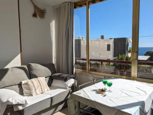 sala de estar con sofá y mesa con copas de vino en Apartment Don Miguel III by Interhome, en Cala de Finestrat