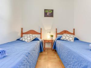 En eller flere senger på et rom på Apartment Platja de Roses-4 by Interhome
