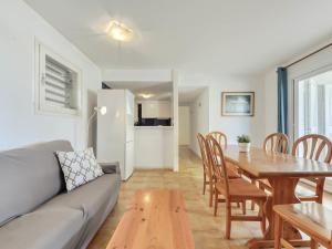 Posedenie v ubytovaní Apartment Platja de Roses-4 by Interhome