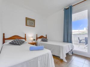 zwei Betten in einem Zimmer mit Meerblick in der Unterkunft Apartment Platja de Roses-7 by Interhome in Roses