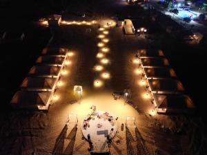 une vue de tête sur un lieu la nuit avec des lumières dans l'établissement Venture Desert Camp Jaisalmer, à Sām