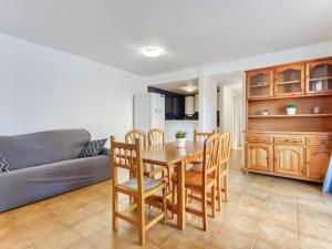 eine Küche und ein Esszimmer mit Tisch und Stühlen in der Unterkunft Apartment Platja de Roses-7 by Interhome in Roses